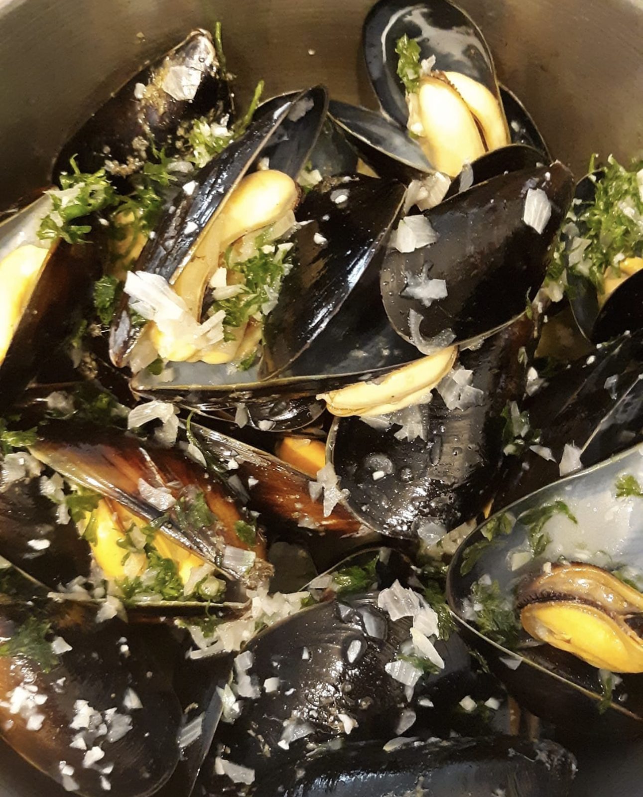 Steamed mussels with garlic and parsley