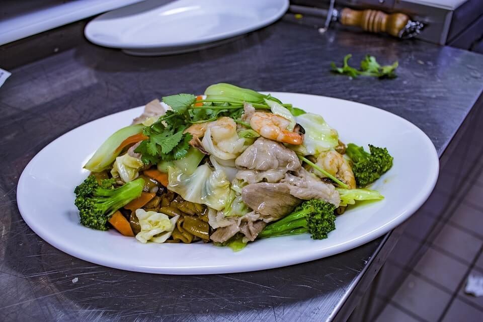 Chow fun noodles with meat and shrimp