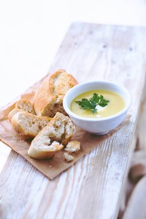 Potatoes and leeks soup with bread